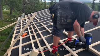 Legging av Takplater i Valdres Roofing [upl. by Latnahc]